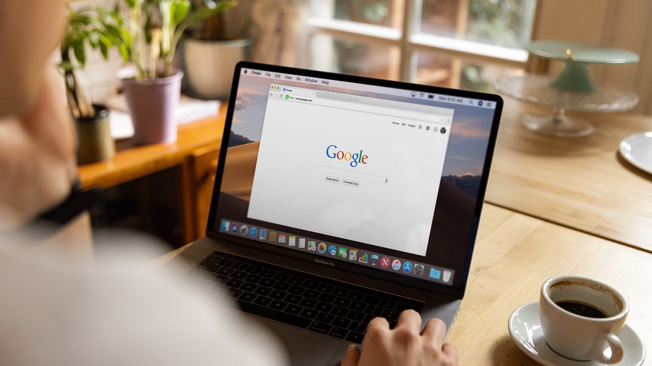 Google zapowiada walkę z fałszywymi recenzjami, źródło grafiki: Unsplash | Firmbee.com..