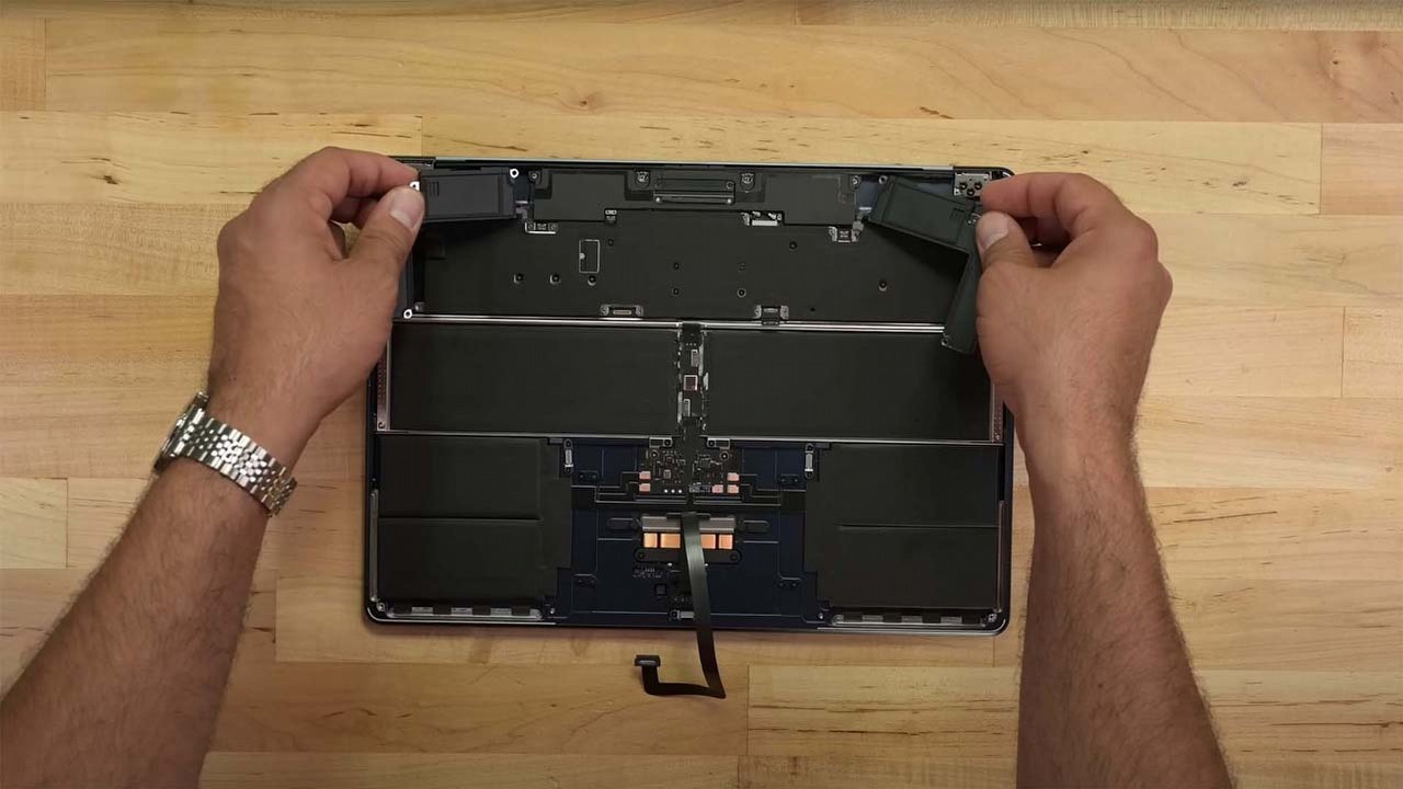 Naprawa nowego MacBooka Air nie jest łatwa; jego rozkręcenie to mnóstwo pracy, źródło grafiki: Źródło: YouTube/iFixit.