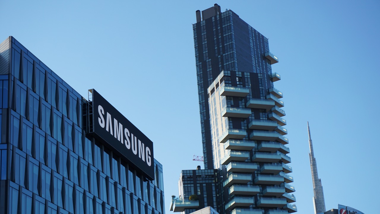 Chińscy producenci wyświetlaczy próbują unieważnić patent Samsunga, źródło grafiki: Babak Habibi | Unsplash.