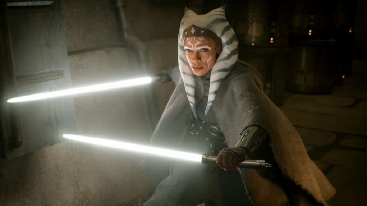Hayden Christensen powróci jako Vader w Ahsoce? Gwiazda serialu komentuje, źródło grafiki: Ahsoka; Dave Filoni; Disney+; 2023.