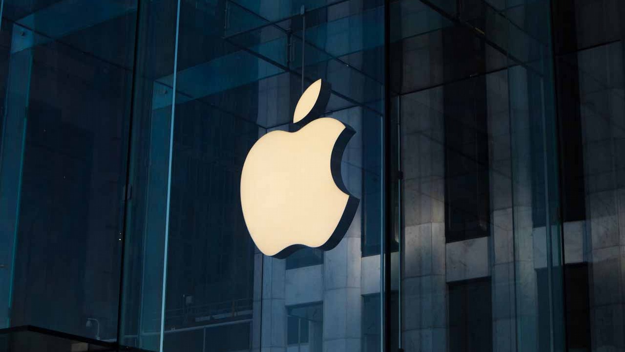 Apple walczy o jabłko z sadownikami; kuriozalna batalia o znak towarowy, źródło grafiki: Unsplash | Laurenz Heymann.