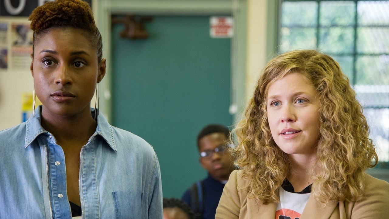Warner Bros. ponoć zamierza sprzedać licencje produkcji HBO Netflixowi, źródło grafiki: Niepewne; Issa Rae i Larry Wilmore; HBO; 2016.