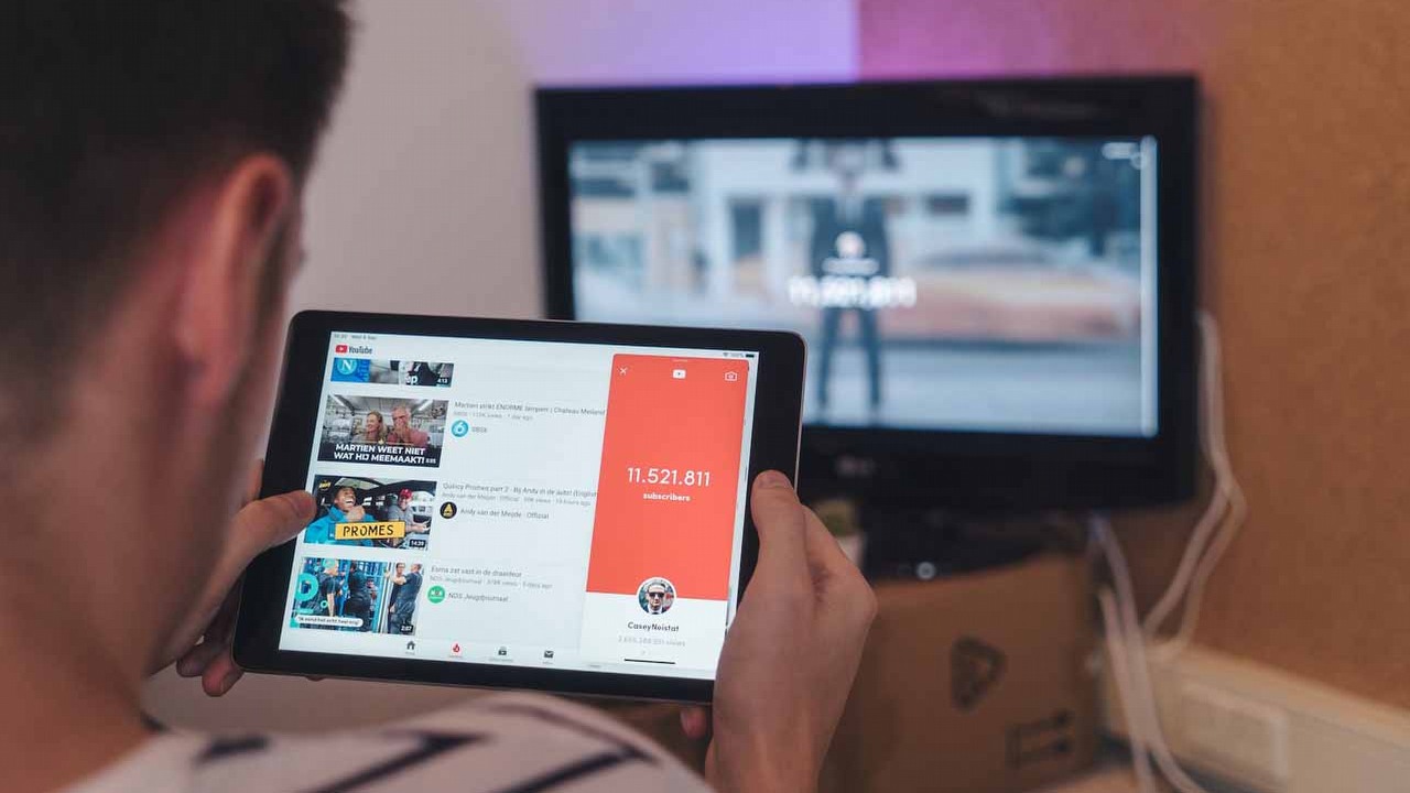 YouTube otrzyma dubbing AI; nowa funkcja portalu, źródło grafiki: Unsplash | CardMapr.nl.