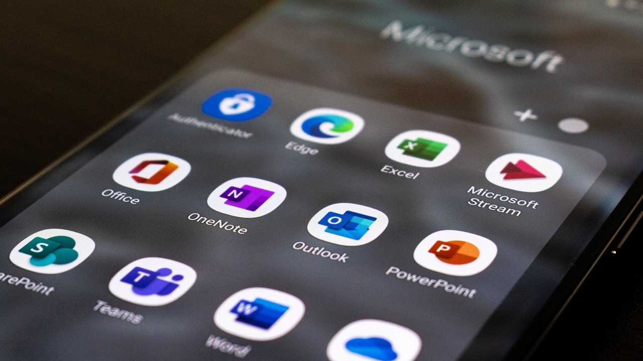 Pracownicy Microsoftu coraz mniej zadowoleni z pracy w firmie, źródło grafiki: Unsplash | Ed Hardie..