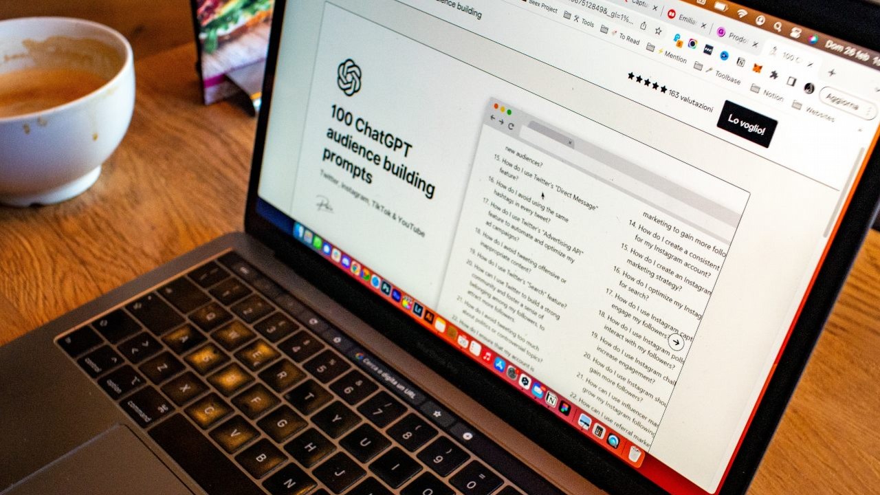 Obsługa ChatGPT może pomóc w poszukiwaniu pracy, firmy potrzebują specjalistów, źródło grafiki: Unsplash | Emiliano Vittoriosi..