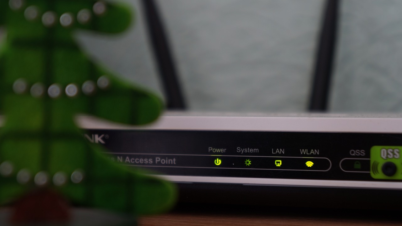 Niewiele osób zna ten przycisk routera. I dobrze, bo pozwala łatwo łączyć się z WiFi, ale lepiej go omijać, źródło grafiki: Misha Feshchak | Unsplash.
