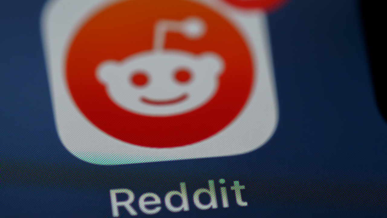 Reddit walczy z własnymi użytkownikami. Firma stawia ultimatum moderacji, źródło grafiki: Unsplash | Brett Jordan.