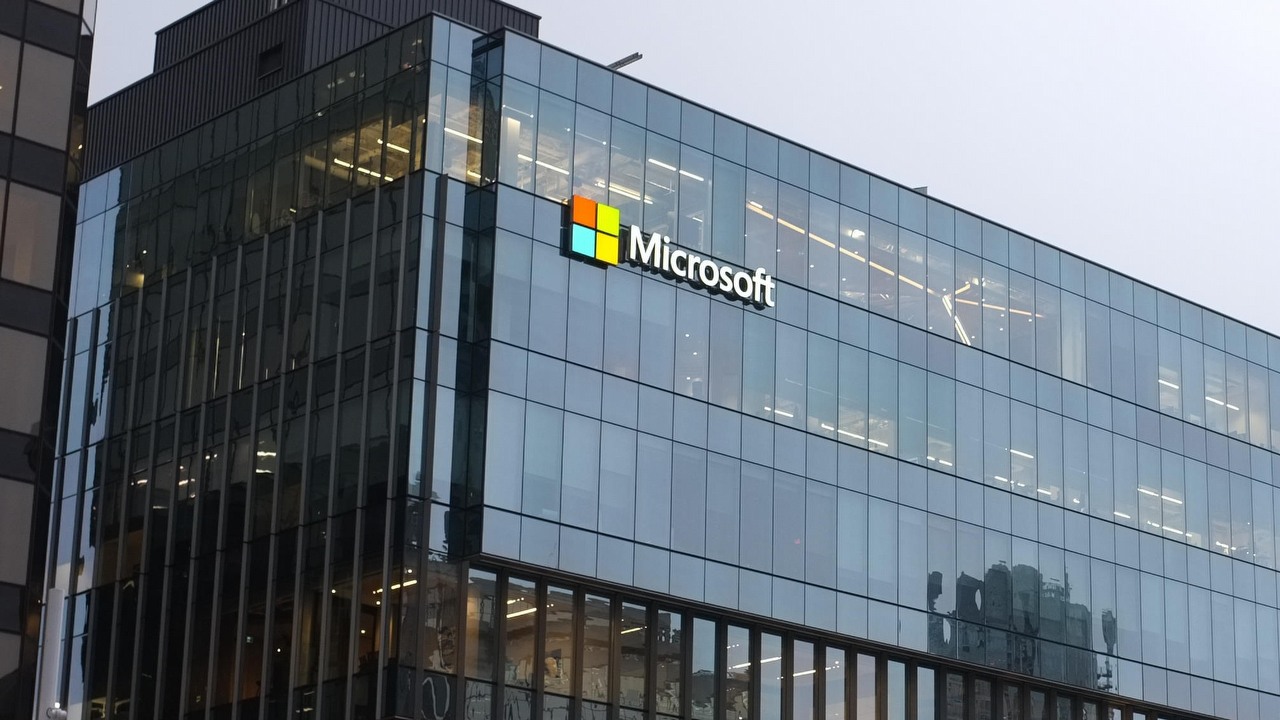 Microsoft chciałby skończyć z exclusive'ami, ale nie może przez Sony, źródło grafiki: Unsplash | Matthew Manuel.
