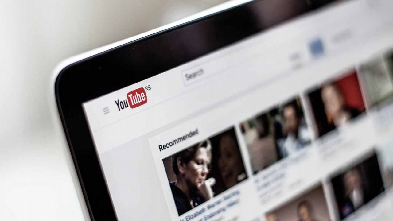 YouTube chce blokować użytkowników AdBlocków, źródło grafiki: Unsplash | NordWood Themes.