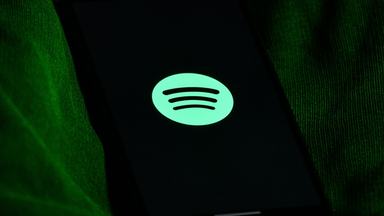 Spotify może wprowadzić pełne teledyski do aplikacji, źródło grafiki: Unsplash | Haithem Ferdi.