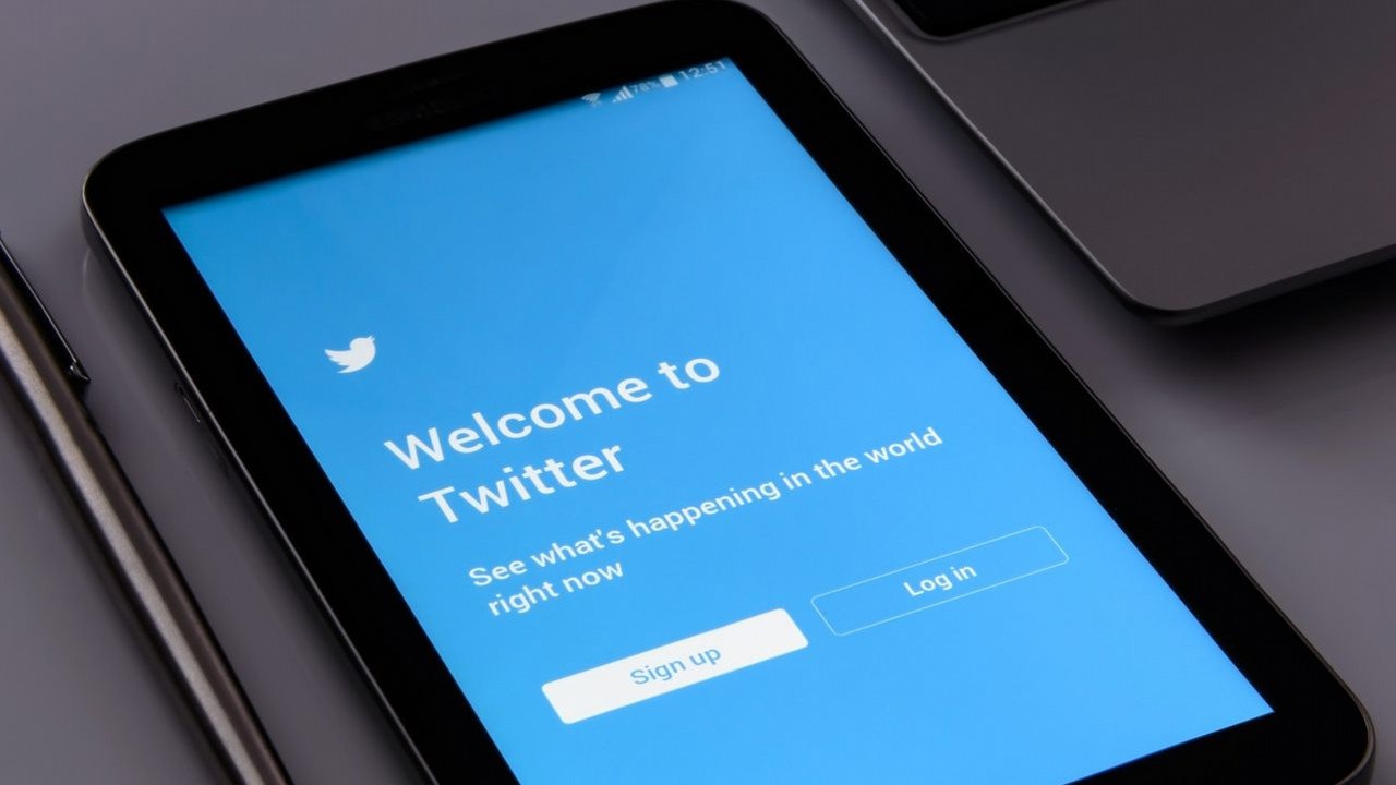 Elon Musk niszczy Twittera i nieźle się przy tym bawi, ogłosił kolejne ograniczenia, źródło grafiki: Pixabay/PhotoMIX-Company.