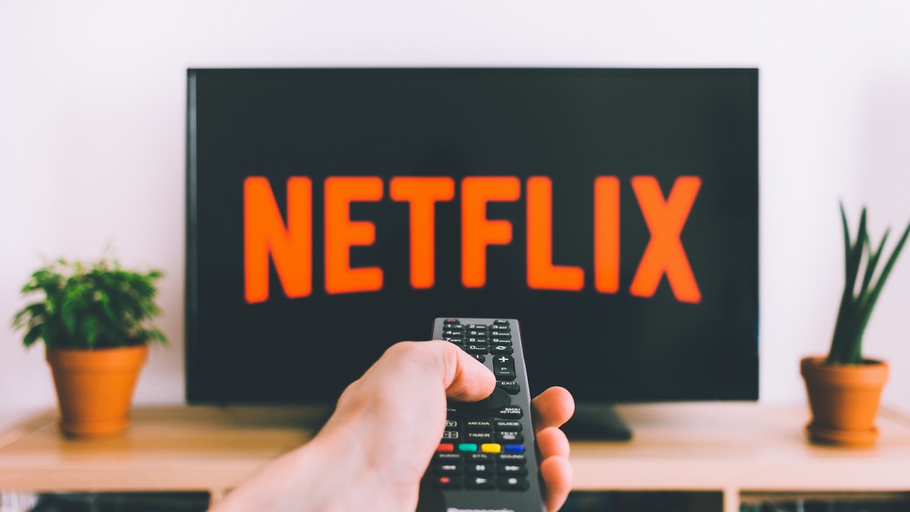 TikTok, YouTube i Twitch pokonały Netflixa w Hiszpanii wśród pokolenia Z, źródło grafiki: Unsplash | freestocks.