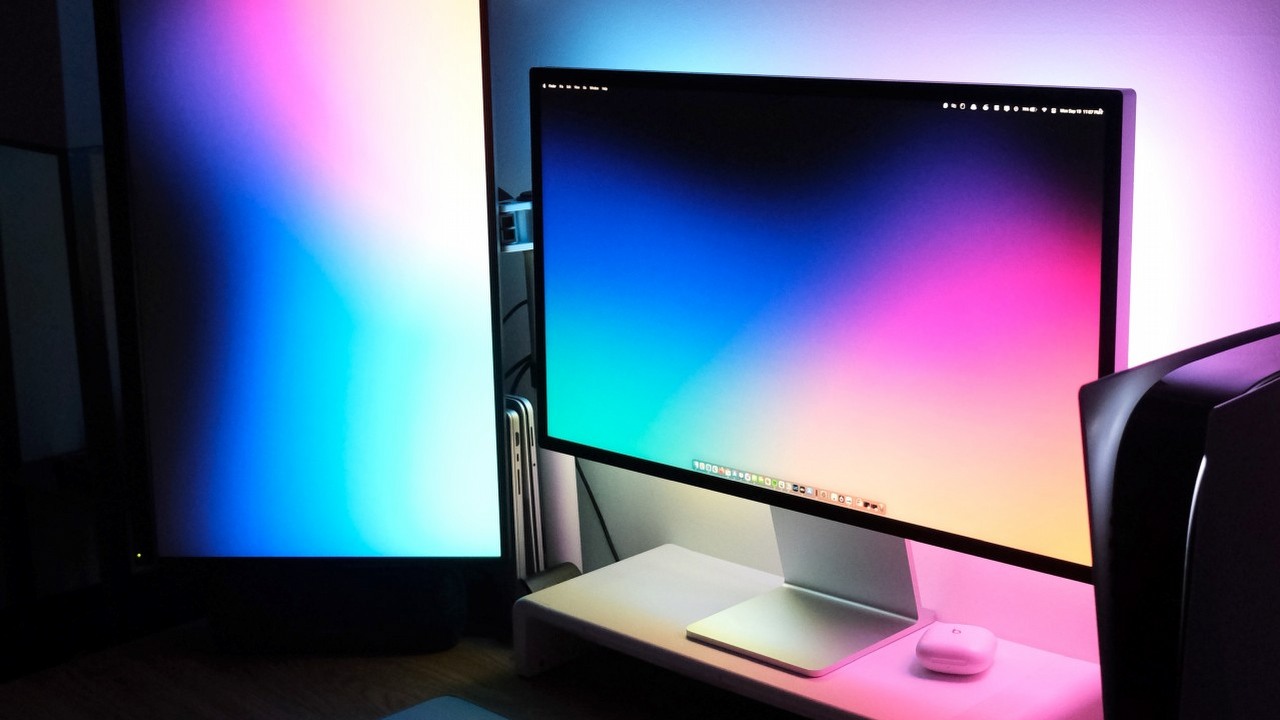 Ten monitor będzie zawsze włączony, nawet jeśli wyłączysz komputer, źródło grafiki: Vasanth Rajasekaran / Unsplash.