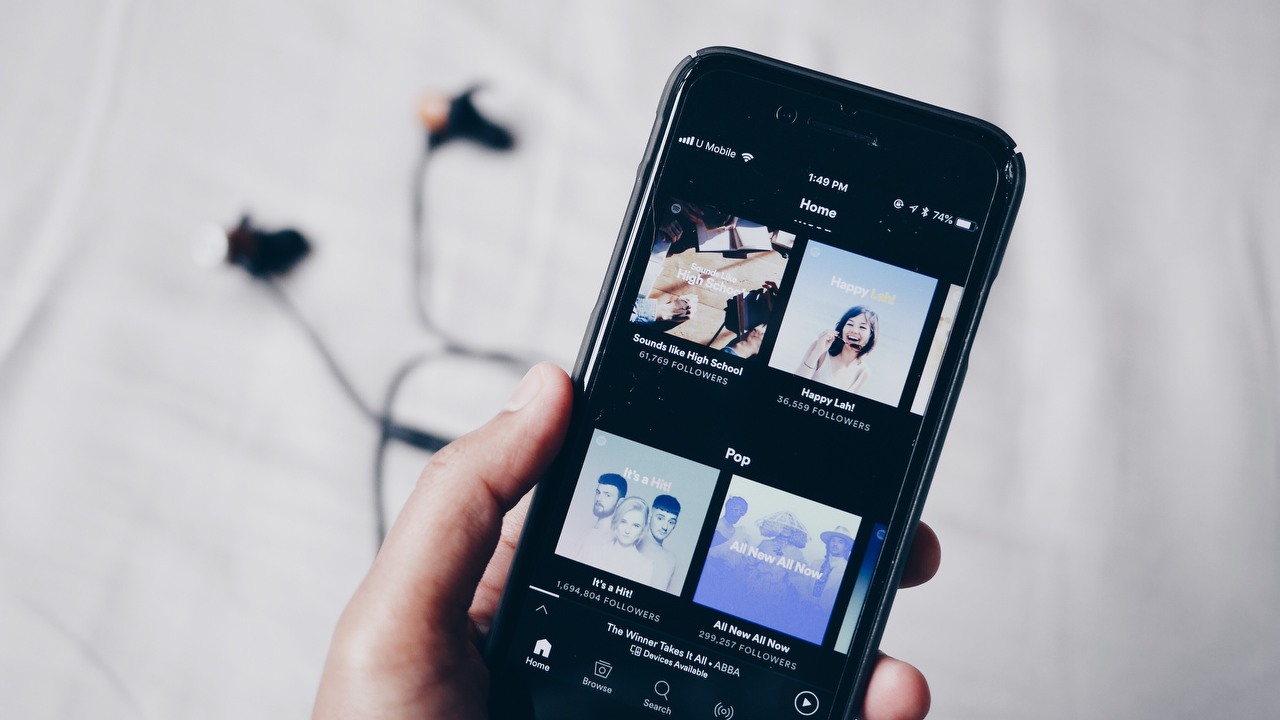 Konkurent Spotify podnosi cenę najpopularniejszego abonamentu, źródło grafiki: Fath | Unsplash.