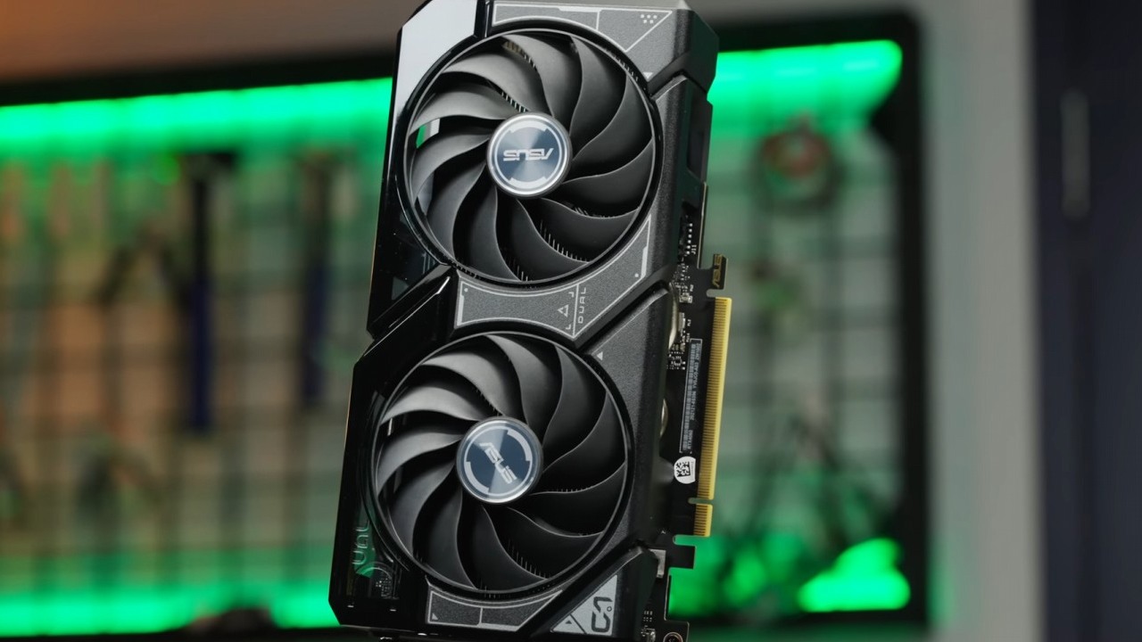 GeForce RTX 4060 w coraz niższych cenach, źródło grafiki: Linus Tech Tips.