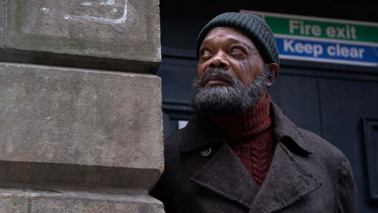 Scena z Tajnej inwazji wskazuje na to, że Avenger jest Skrullem, źródło grafiki: Tajna inwazja; Ali Selim; Disney+; 2023.