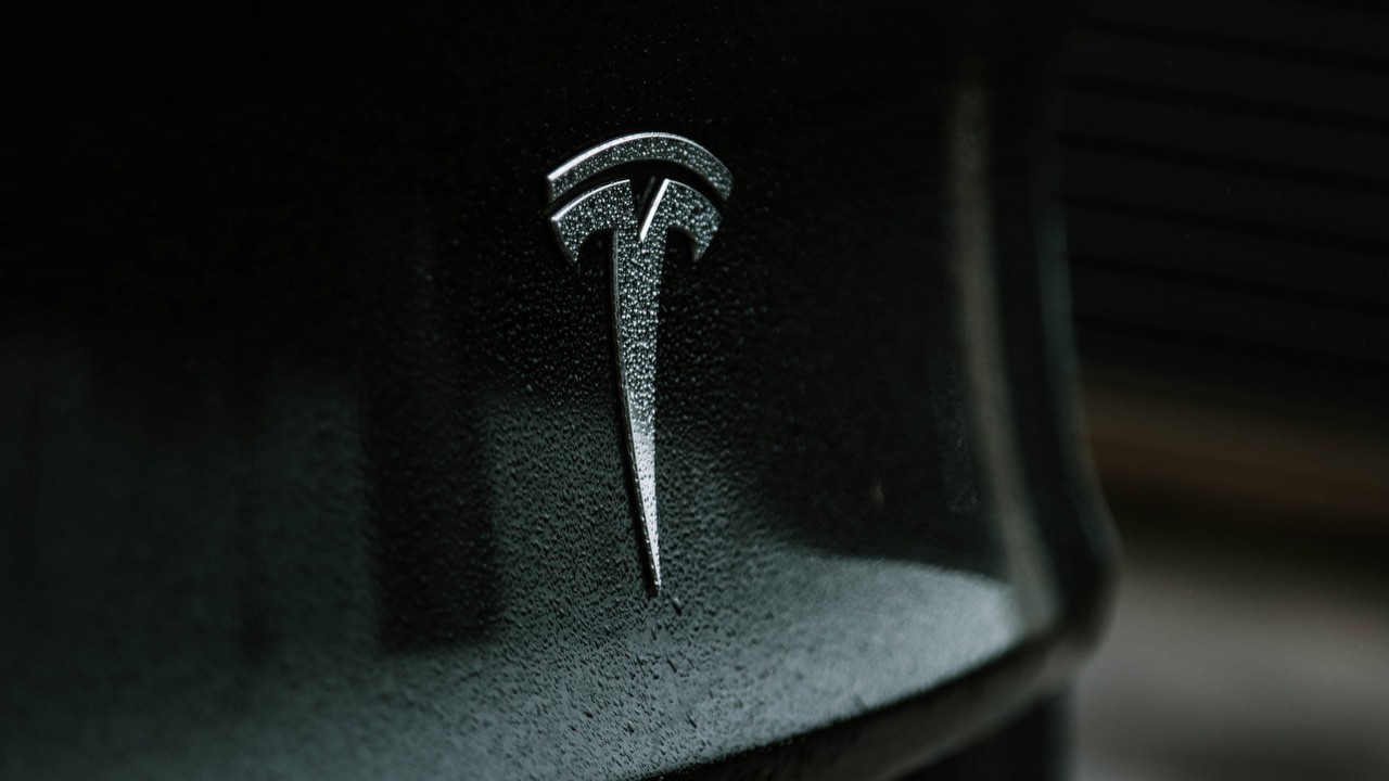 Tesla zaciekle walczy z autami spalinowymi. Chce ich odejścia już w 2030 roku, źródło grafiki: Unsplash.