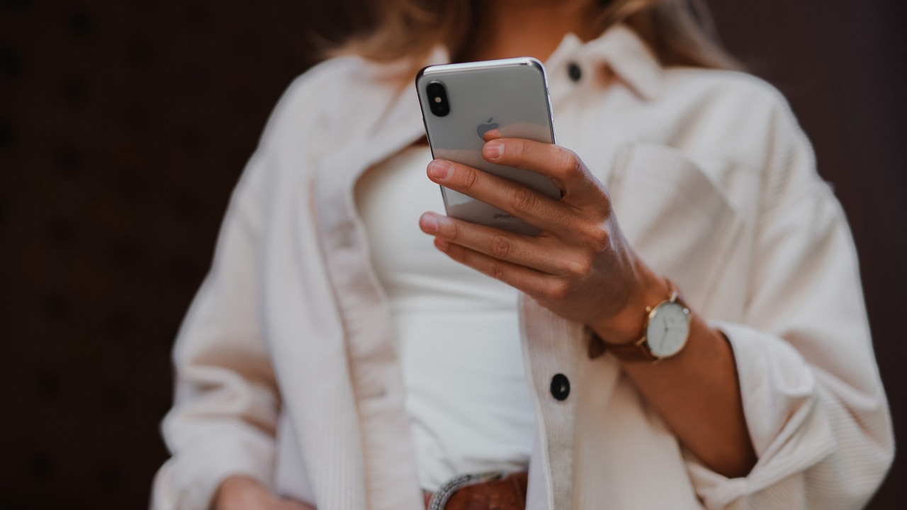 Używasz 5G? Bateria Twojego smartfona może cierpieć, źródło grafiki: Unsplash | Jenny Ueberberg.