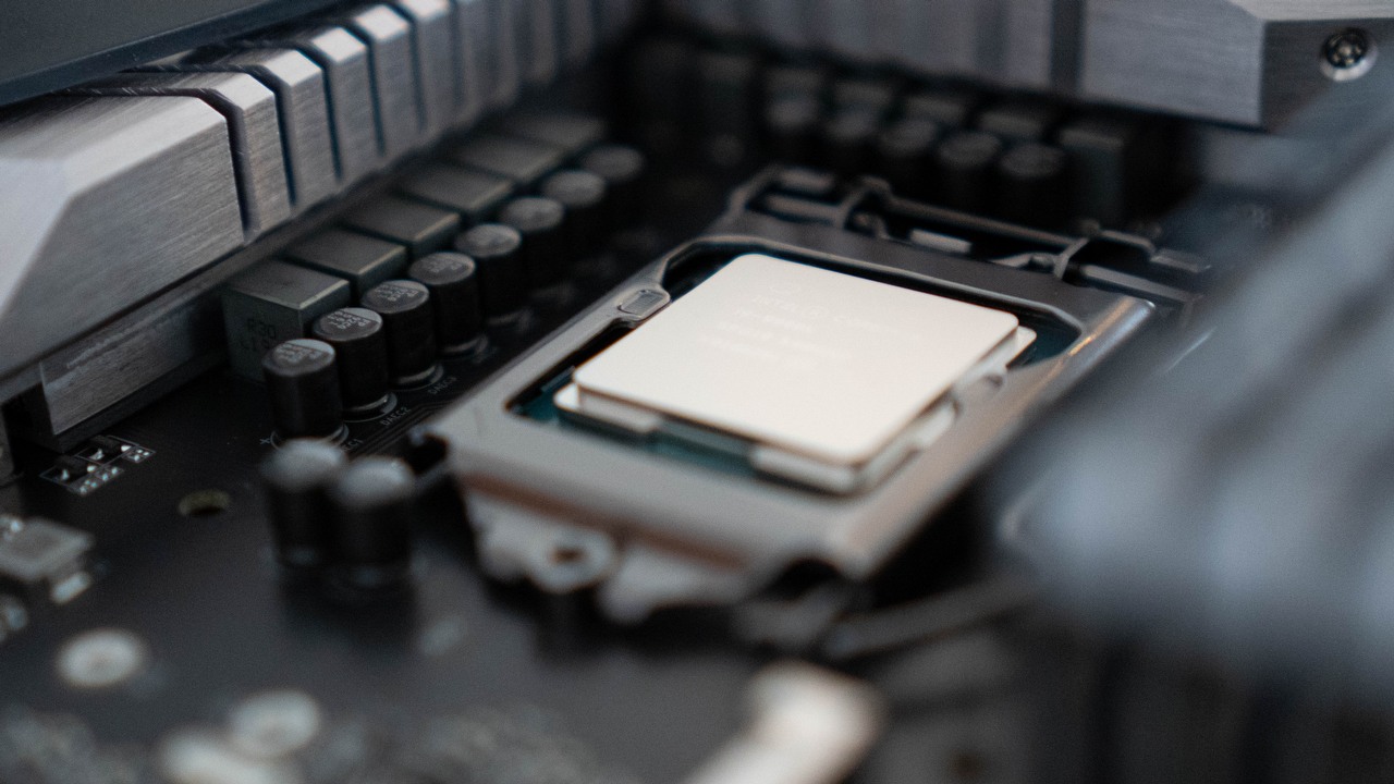 Intel Core i7-14700K wydajniejszy, to efekt dodatkowych rdzeni, źródło grafiki: Unsplash | Luan Gjokaj.