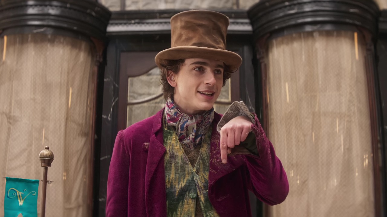 Oto zwiastun filmu Wonka. Timothee Chalamet w ikonicznej roli i Hugh Grant jako Umpa-Lumpas, źródło grafiki: Wonka, Paul King, Warner Bros., 2023.