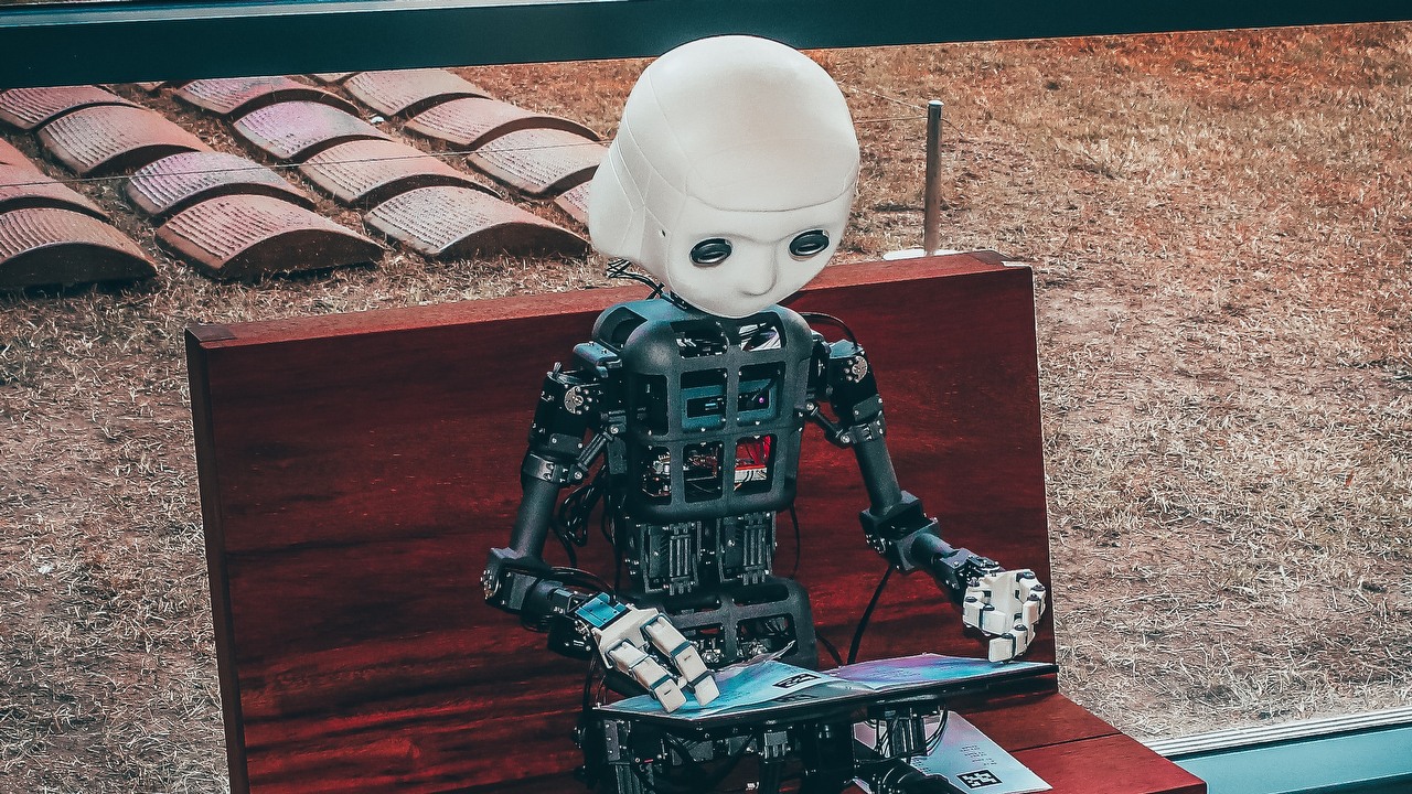 Konkurencja ChatGPT może położyć czatbota na łopatki, źródło grafiki: Unsplash | Andrea De Santis.