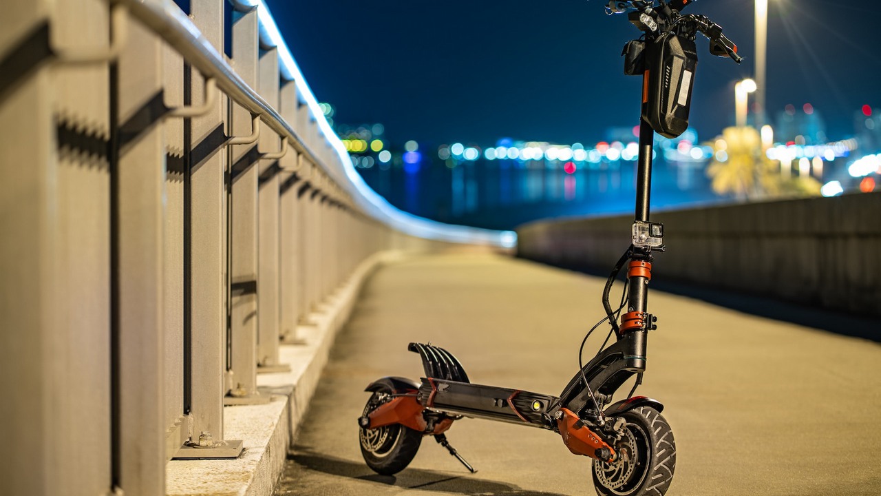 Piractwo drogowe na hulajnodze elektrycznej, użytkownik pędził 120 km/h, źródło grafiki: Unsplash | Varla Scooter.