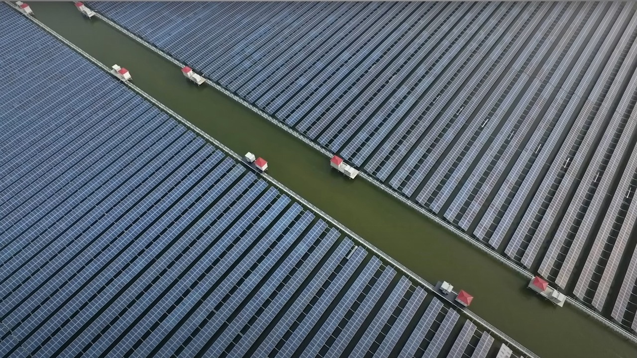 Pływające farmy fotowoltaiki mogą być świetnym sposobem na czystą, odnawialną energię, źródło grafiki: YouTube/Tech Vision.