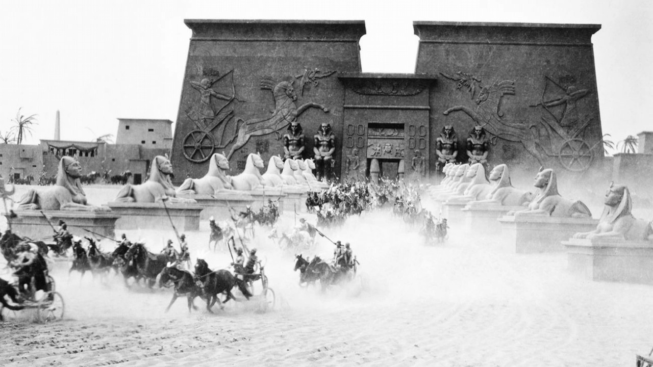 94 lata zajęło znalezienie planu filmowego, który reżyser ponoć postanowił pogrzebać, zamiast przenieść, źródło grafiki: Dziesięcioro przykazań; reż. Cecil B. DeMille; Paramount Pictures; 1923.