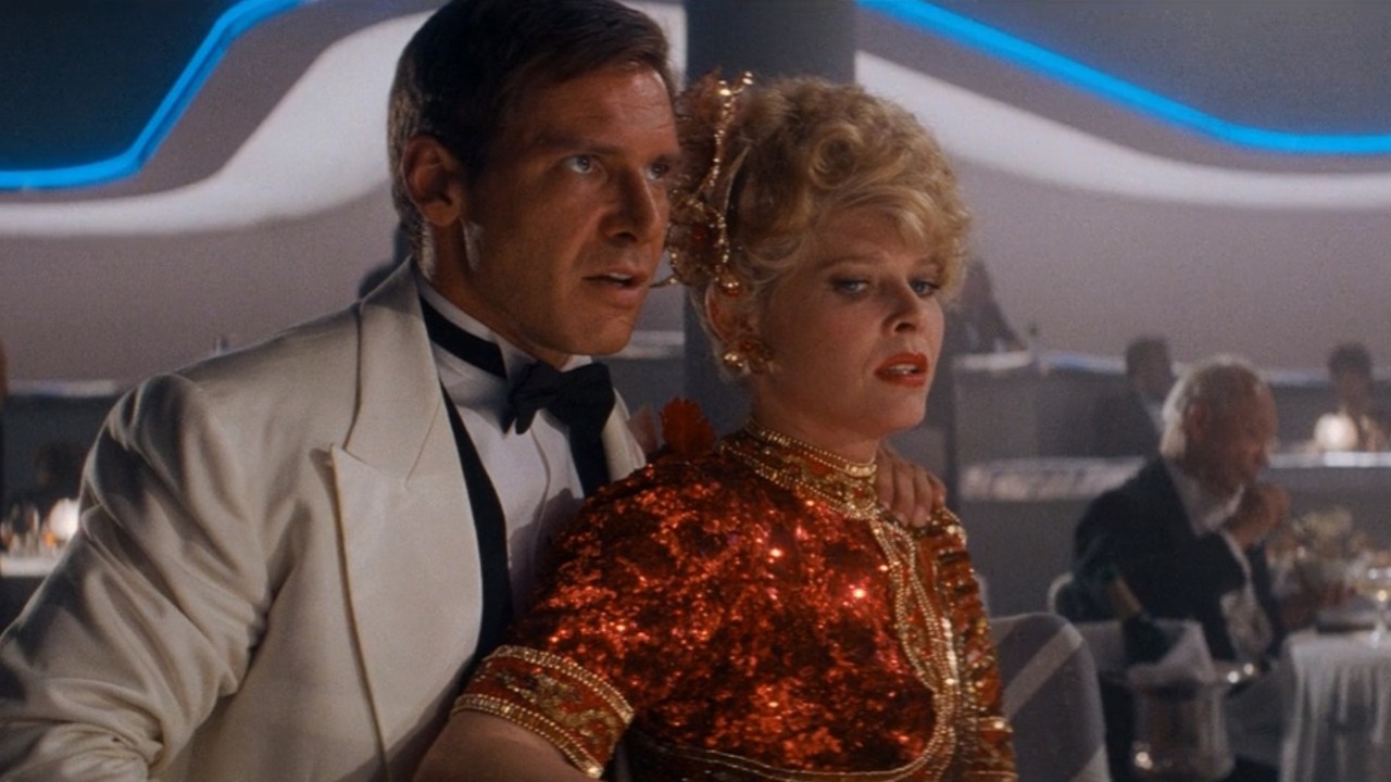 Jeśli zatrzymasz Indianę Jonesa 2 w tej minucie, to zobaczysz, że genialny początek wcale nie jest doskonały, źródło grafiki: Indiana Jones i Świątynia zagłady, Steven Spielberg, Lucasfilm, 1984.