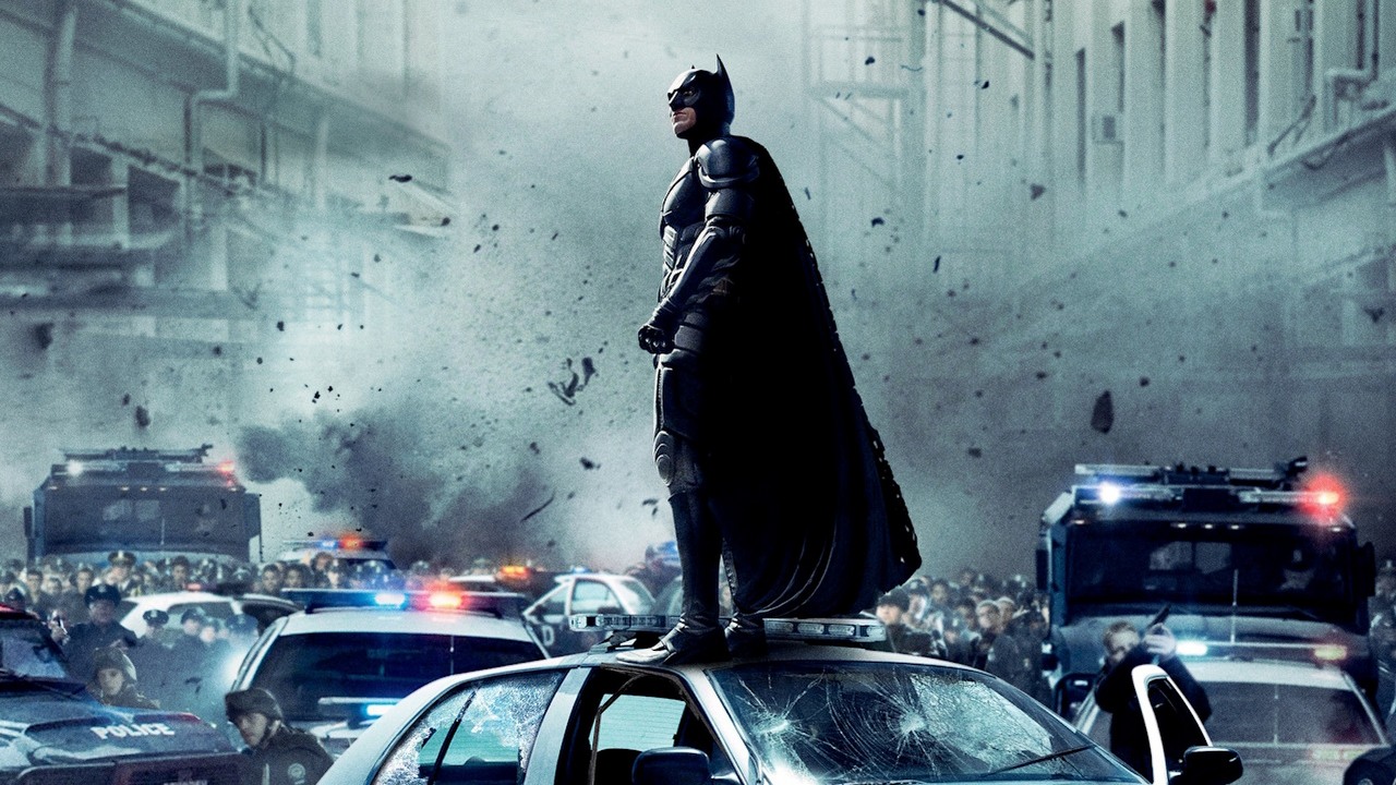 Christopher Nolan zdradził, czy wyreżyseruje kolejny film superbohaterski po stworzeniu trylogii Batmana, źródło grafiki: Mroczny Rycerz Powstaje, Christopher Nolan, Warner Bros., 2012..