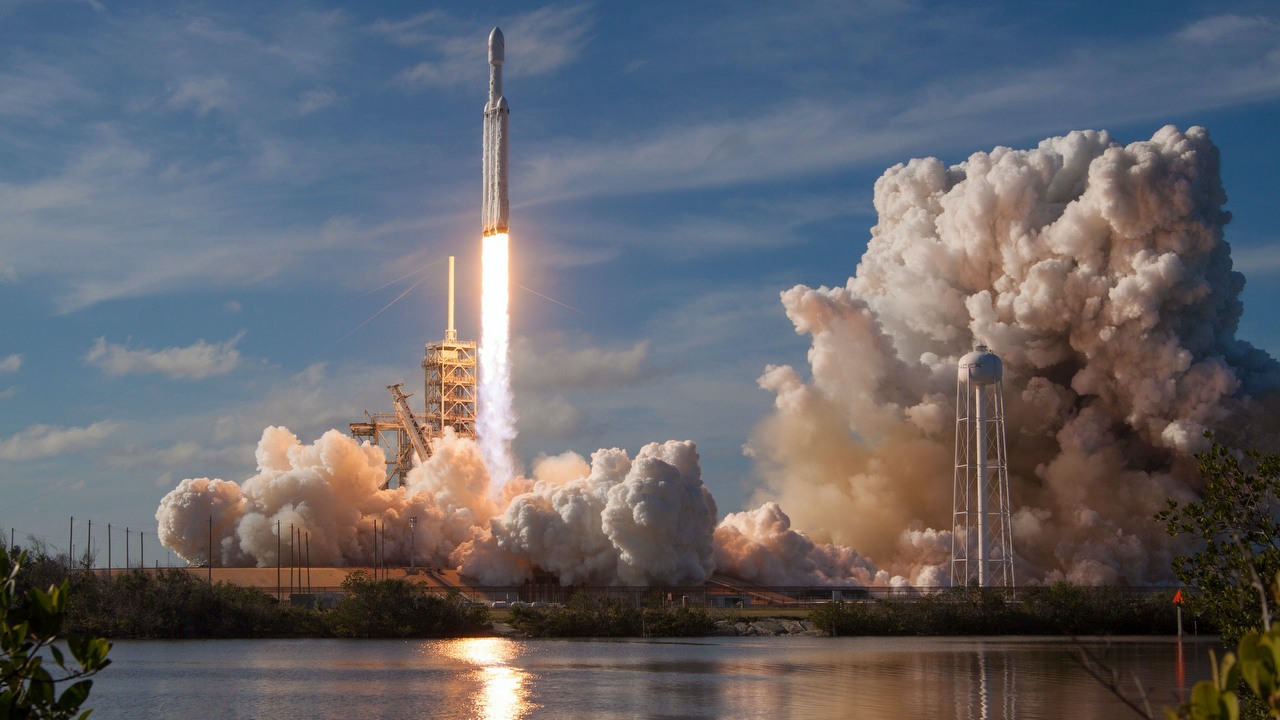 NASA szykuje się do powrotu na Księżyc. Astronauci zaczynają szkolenie, źródło grafiki: Spacex | Unsplash.