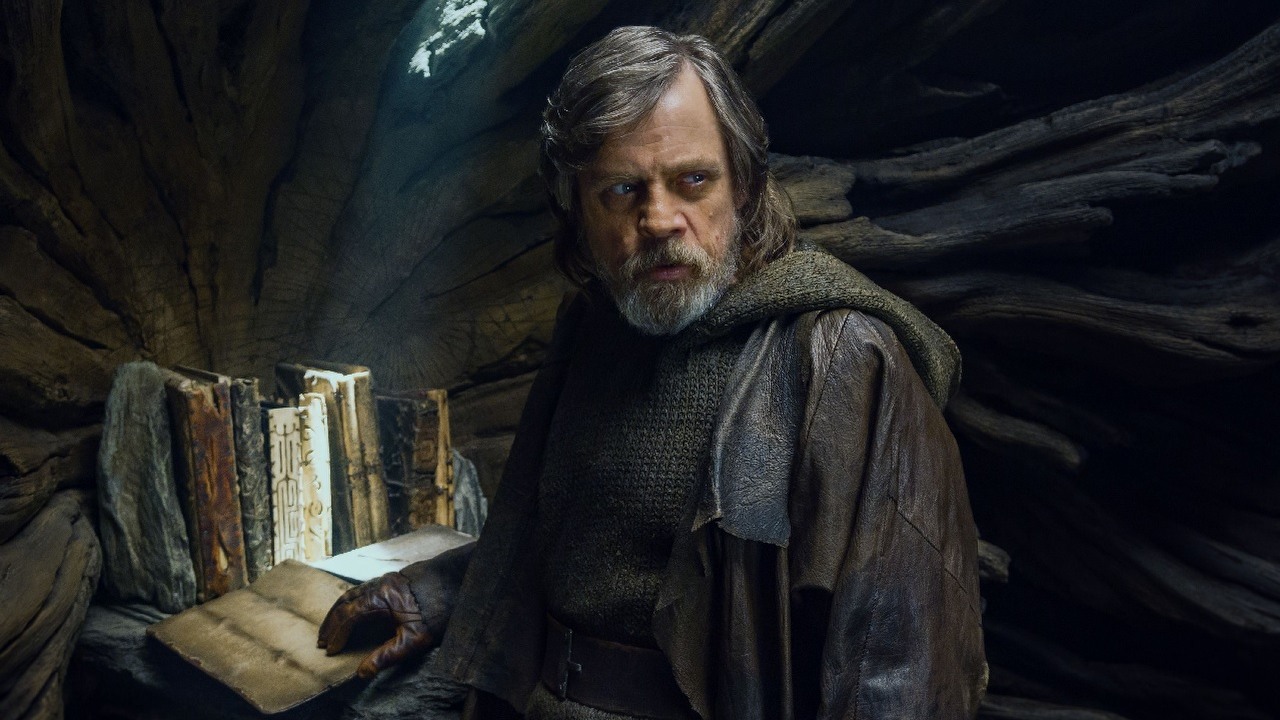 Mark Hamill był początkowo niechętny, by zagrać w nowych Star Wars. Miał ku temu zrozumiały powód, źródło grafiki: Gwiezdne wojny: Część VIII – Ostatni Jedi, Rian Johnson, Lucasfilm, 2017.