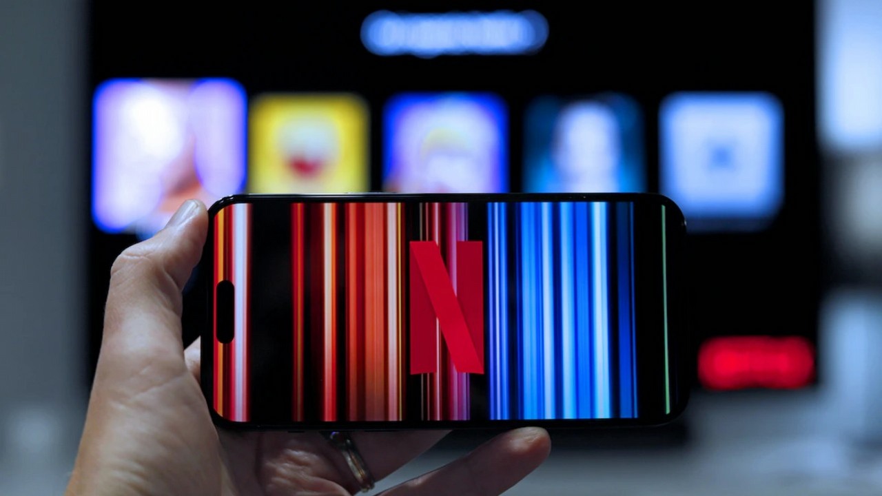 Netflix pozbywa się najtańszego pakietu bez reklam w kolejnych krajach, źródło grafiki: Matoo.Studio; Unsplash.com; 2023.