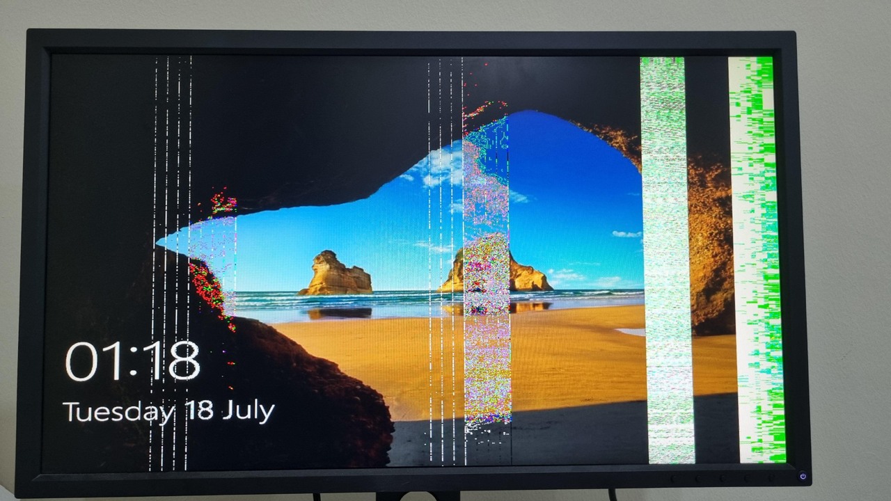 Zostawił uruchomiony komputer na 30 minut, karta graficzna od AMD tego nie przeżyła, źródło grafiki: Reddit/r/pcmasterrace.