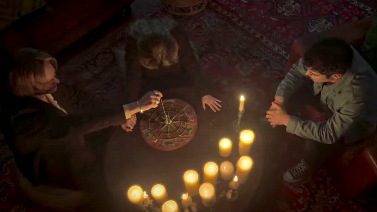Gwiazda Stranger Things w remake'u horroru sprzed niemal 40 lat. Zobacz zwiastun, źródło grafiki: Witchboard, Chuck Russell, A-Nation Media, 2024.