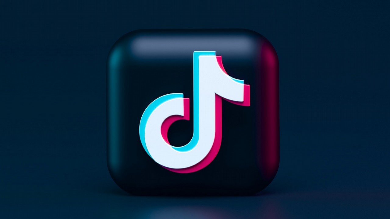 TikTok z nową funkcją tekstowych treści może być próbą rywalizacji z Twitterem i Threads, źródło grafiki: Unsplash | Alexander Shatov..