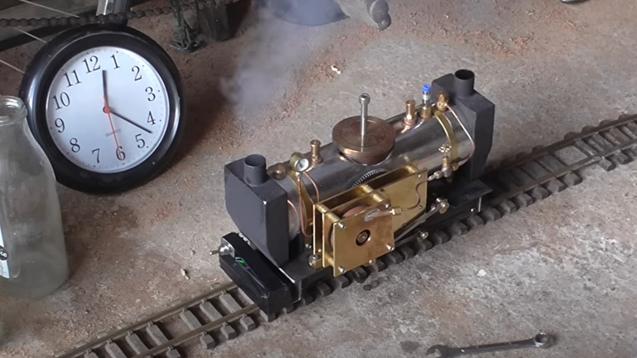 Majsterkowicz stworzył miniaturową lokomotywę zasilaną turbiną parową, źródło grafiki: YouTube | Leslie Breame.