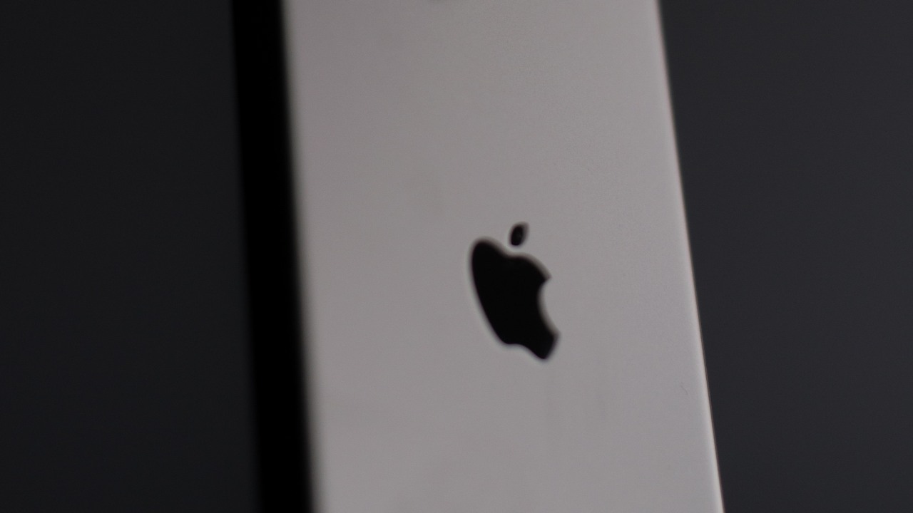 iPhone uratował właściciela po upadku w przepaść, pomogła łączność satelitarna, źródło grafiki: Filip Baotic | Unsplash.