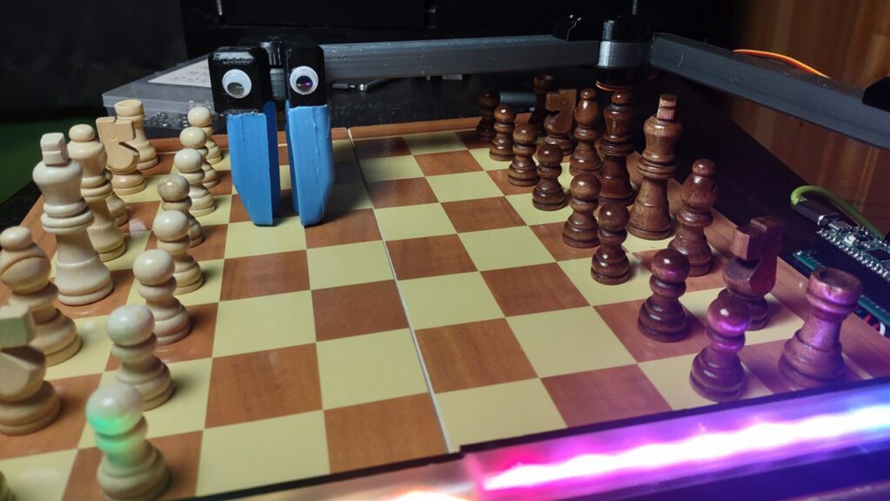 ChatGPT zmieniony w szachistę; oszukuje i obrzuca przeciwnika wyzwiskami, źródło grafiki: YouTube/Noah Davis.