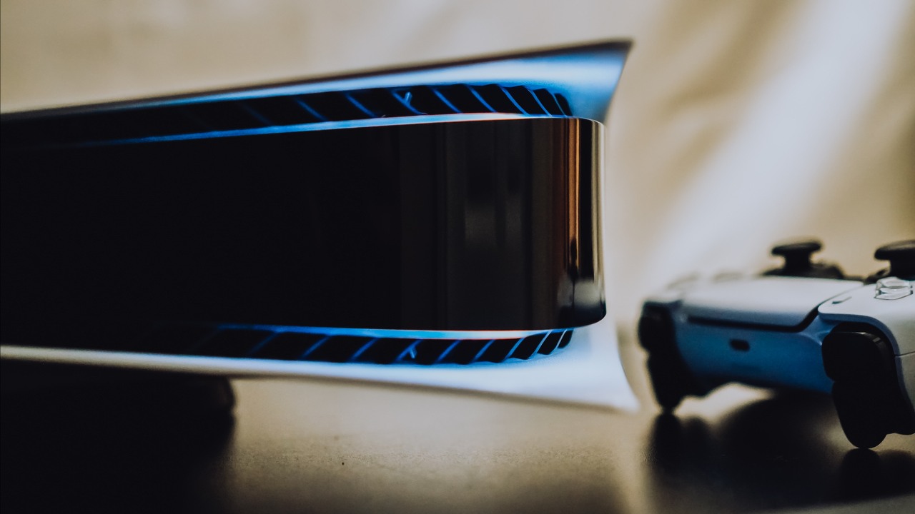 PS5 Slim może dostać zupełnie inne wnętrze; dzięki temu mogą zniknąć wady pierwowzoru, źródło grafiki: Triyansh Gill | Unsplash.