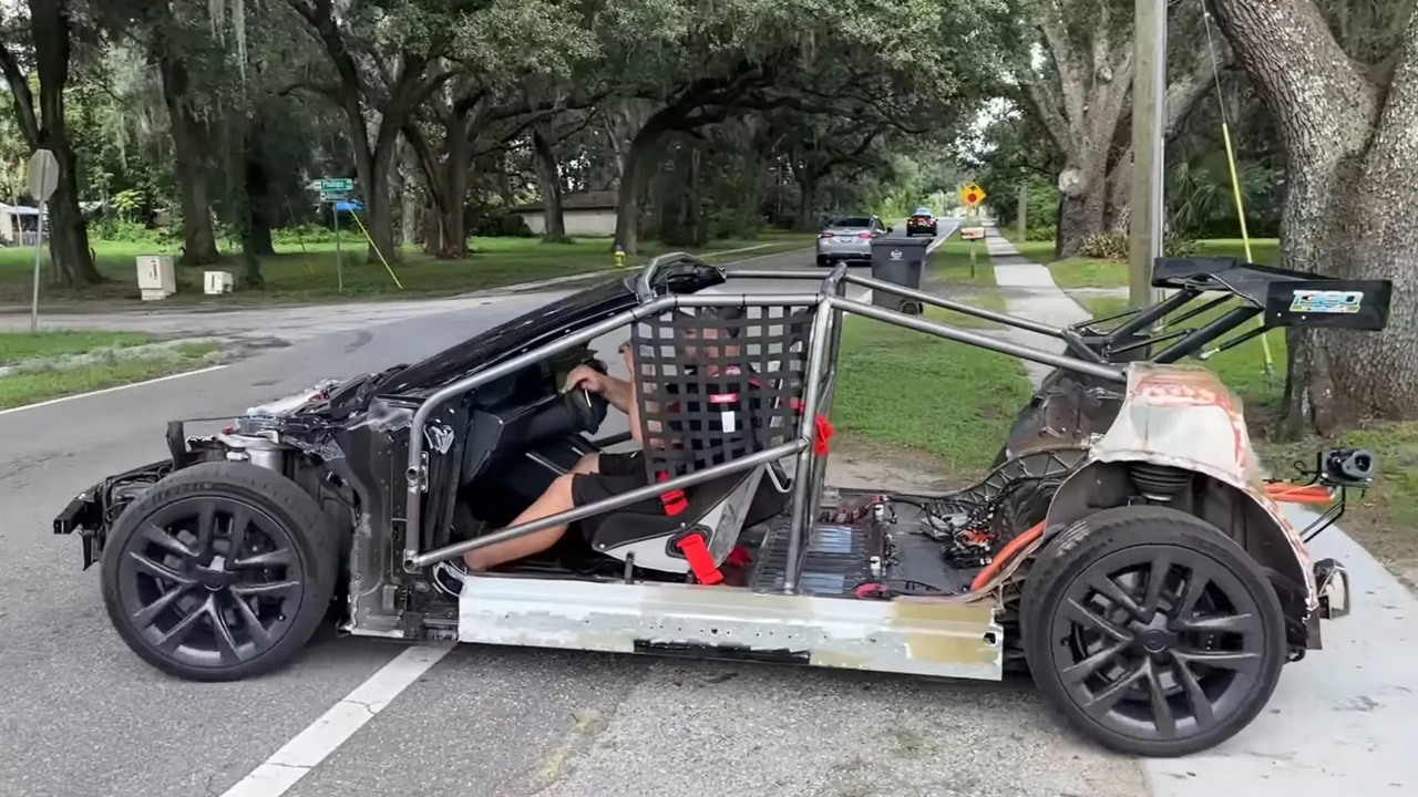 Tesla Model S może być jeszcze szybsza; youtuber poddał auto ekstremalnemu tuningowi, źródło grafiki: YouTube/BoostedBois.