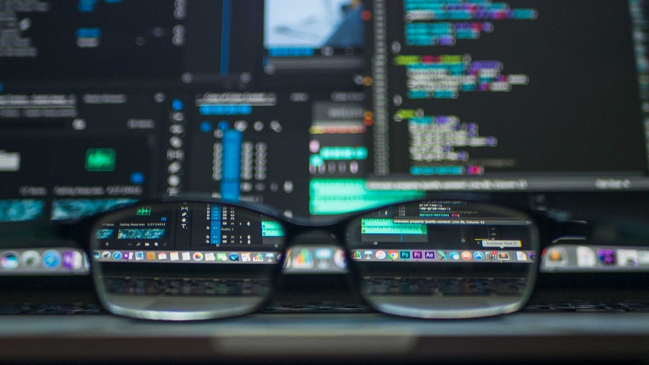 Oszustwa za pomocą AI nie mogły być prostsze; specjalny czatbot ma ułatwić przestępstwa, źródło grafiki: Unsplash | Kevin Ku..