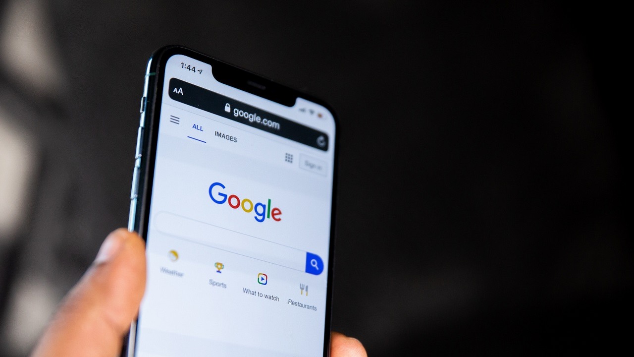 Google zaleca weryfikowanie tego, co mówi Bard AI, źródło grafiki: Unsplash | Solen Feyissa..