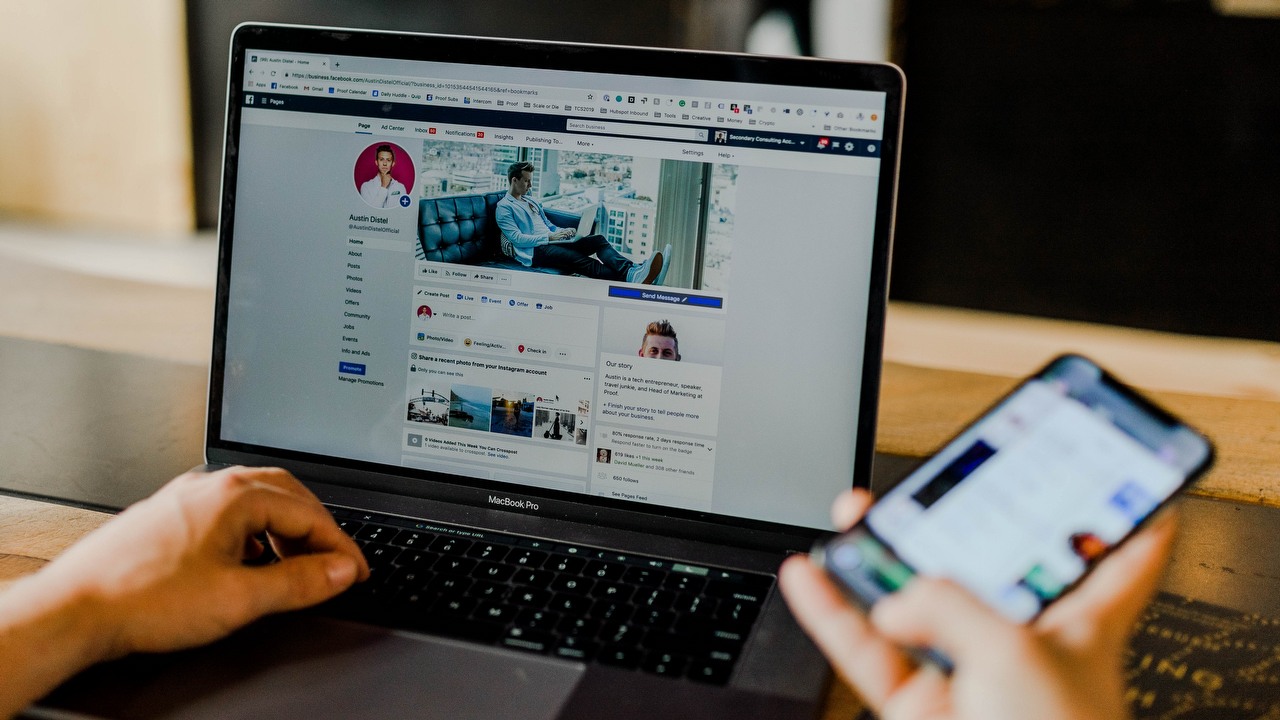 Naukowcy zbadali wpływ Facebooka na poglądy polityczne użytkowników, źródło grafiki: Austin Distel | Unsplash.