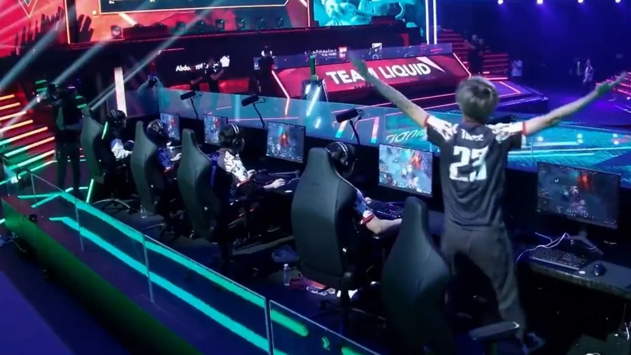 Zawodnik Doty 2 już świętował wygraną, ale przeciwnicy go przechytrzyli i wygrali miliony, źródło grafiki: Riyadh Masters 2023.