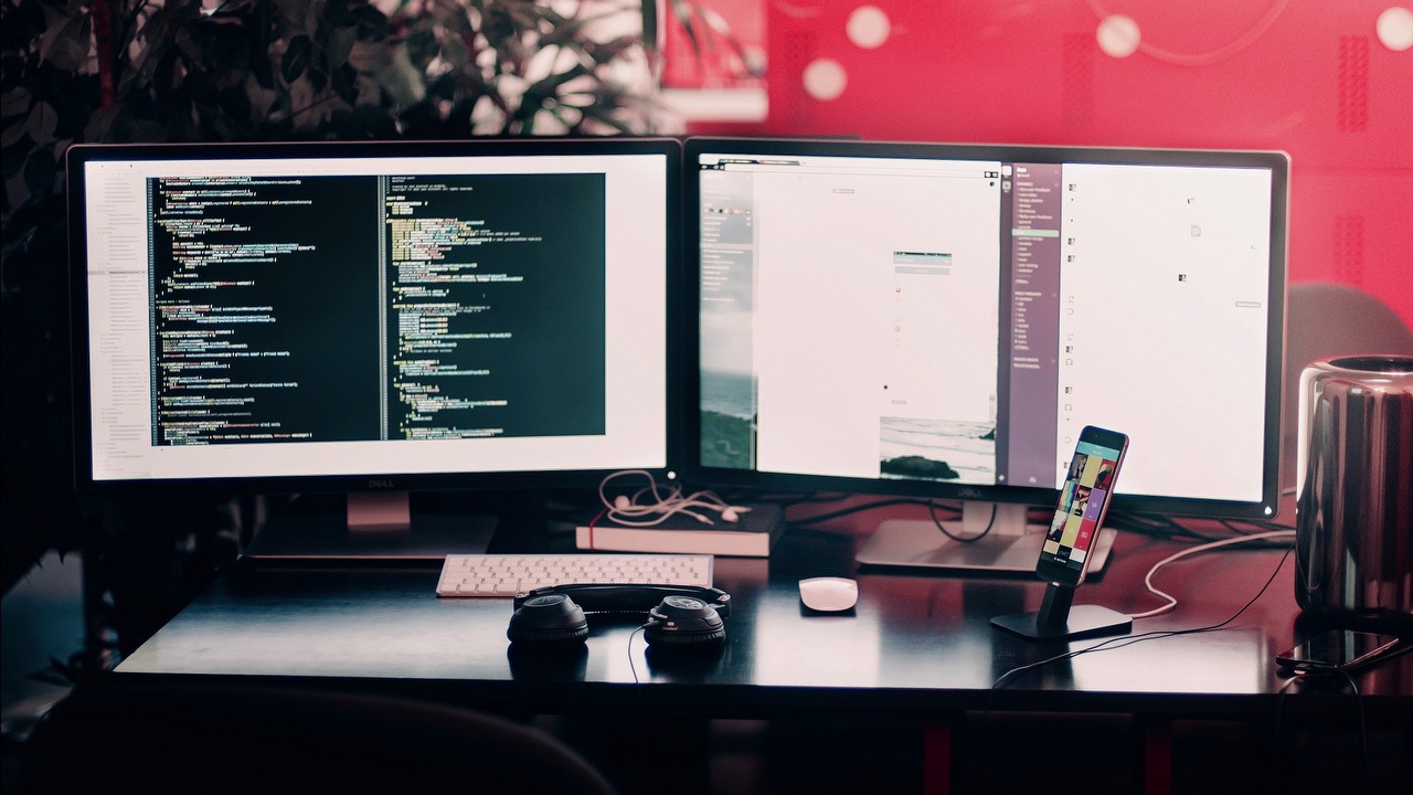 Nowa aktualizacja Windowsa 11 może być zbawienna dla posiadaczy wielu monitorów, źródło grafiki: Unsplash / Farzad.