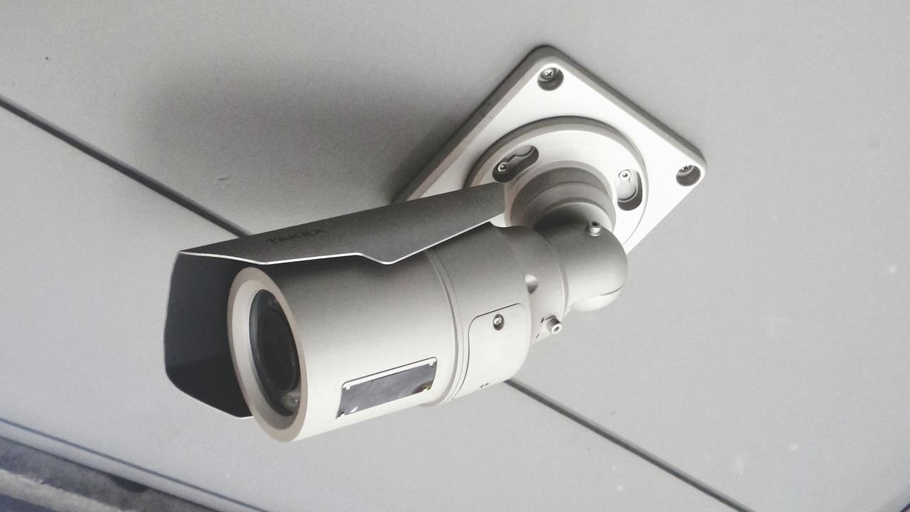 Kamery zintegrowane z domowym oświetleniem brzmią niepraktycznie, ale mogą przestraszyć włamywaczy, źródło grafiki: Unsplash | Possessed Photography.