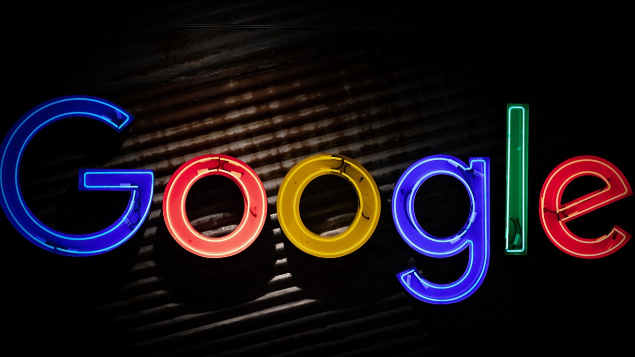 Google lepiej chroni nasze dane; powiadomi nas gdy pojawią się w wyszukiwarce, źródło grafiki: Unsplash | Mitchell Luo.