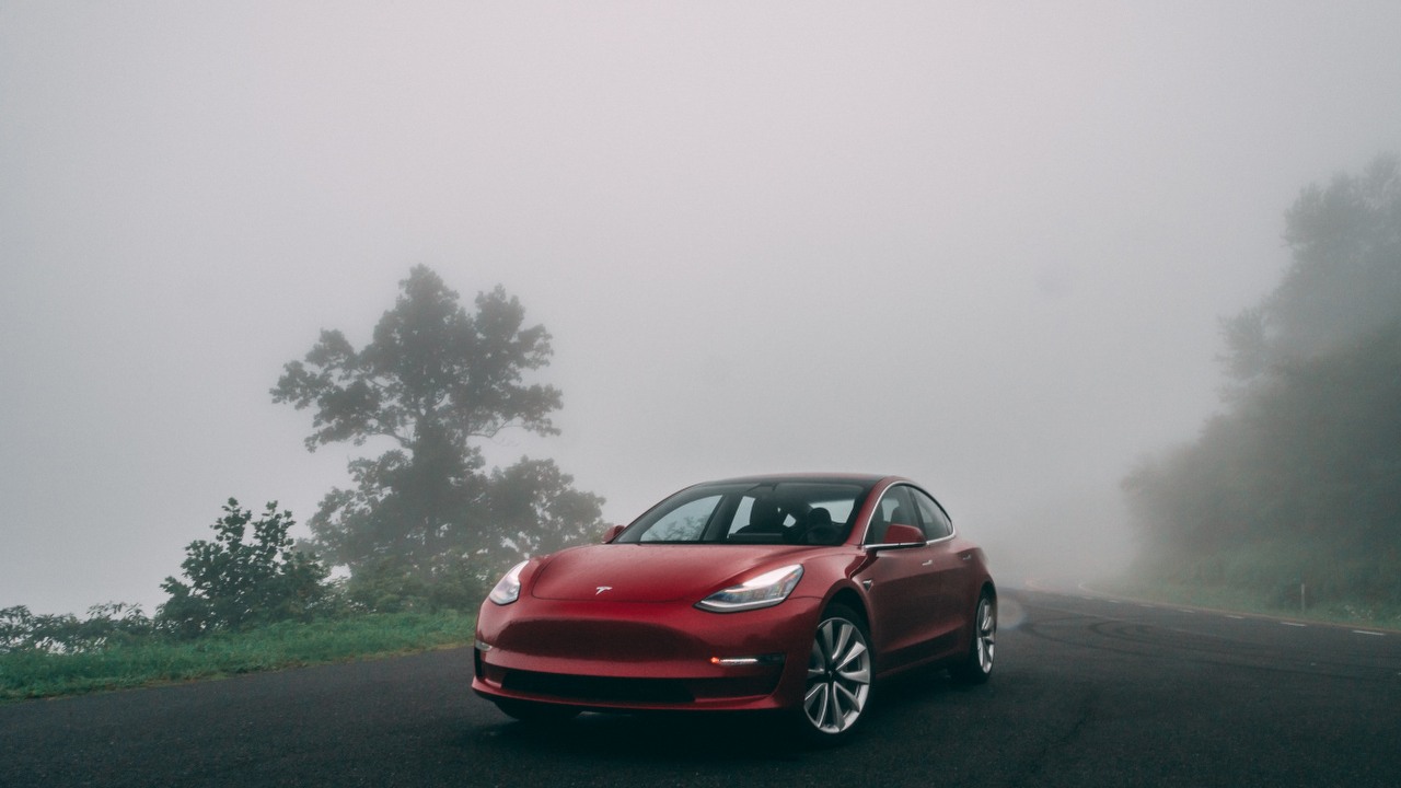 Tesla może przekłamywać zasięg swoich samochodów? Klienci składają zbiorowy pozew, źródło grafiki: Unsplash.