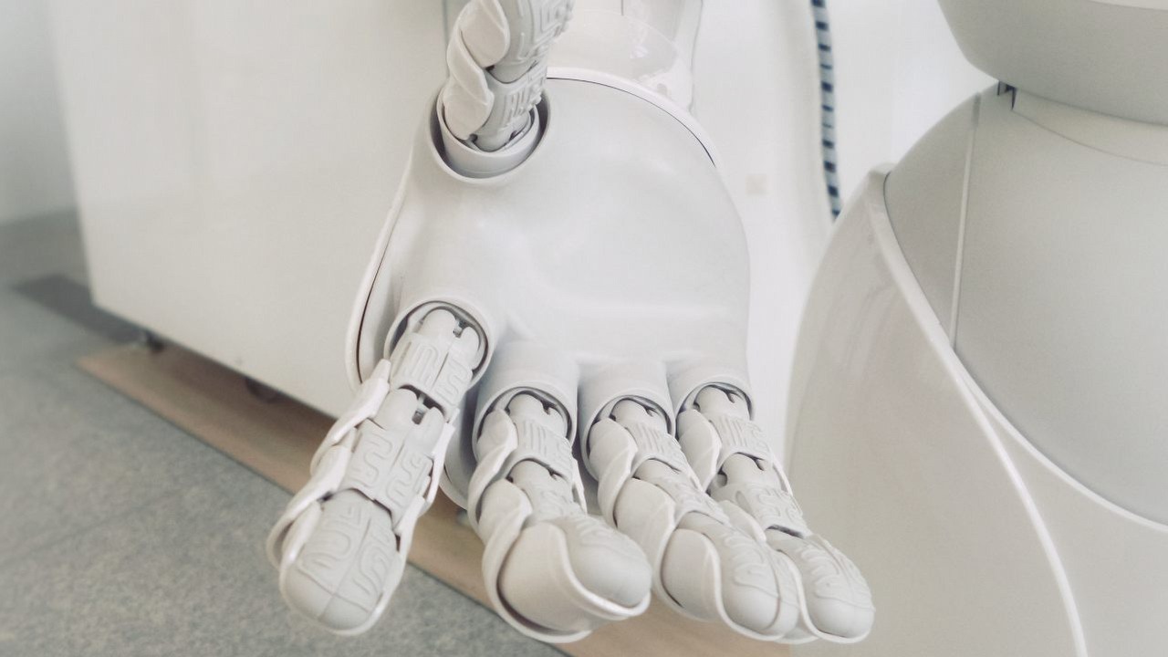 Implant AI pomógł sparaliżowanemu w odzyskaniu czucia i ruchu w dłoniach, źródło grafiki: Unsplash | Possessed Photography..
